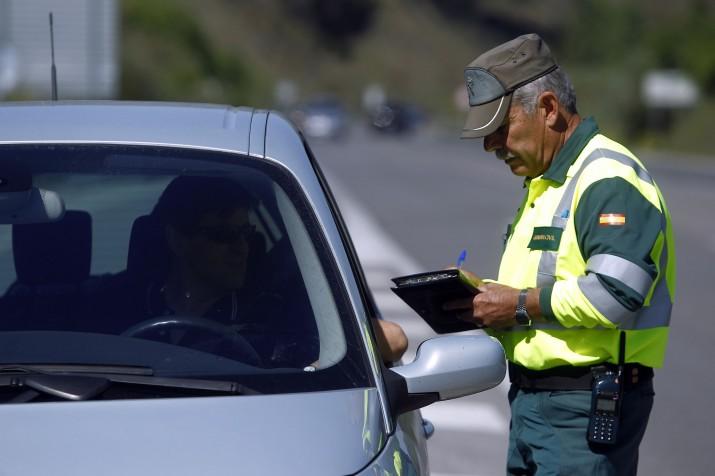 La Guardia Civil realiza un control de velocidad en la operación esp
