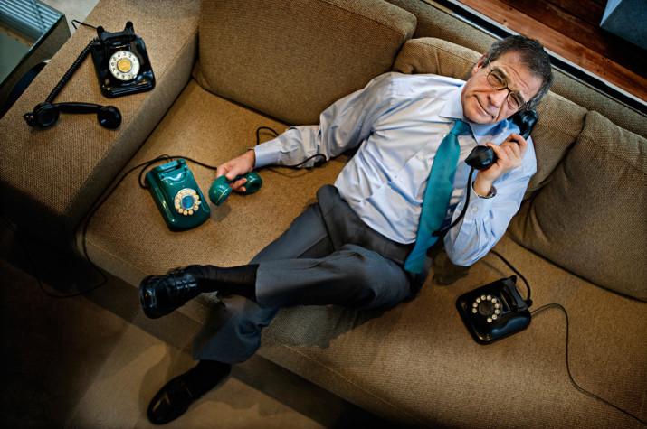 César Alierta en un sofá con teléfonos antiguos