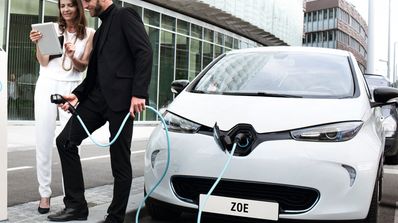 Renault ZOE en poste de carga eléctrica