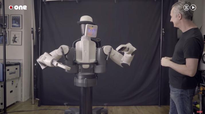 robot con persona
