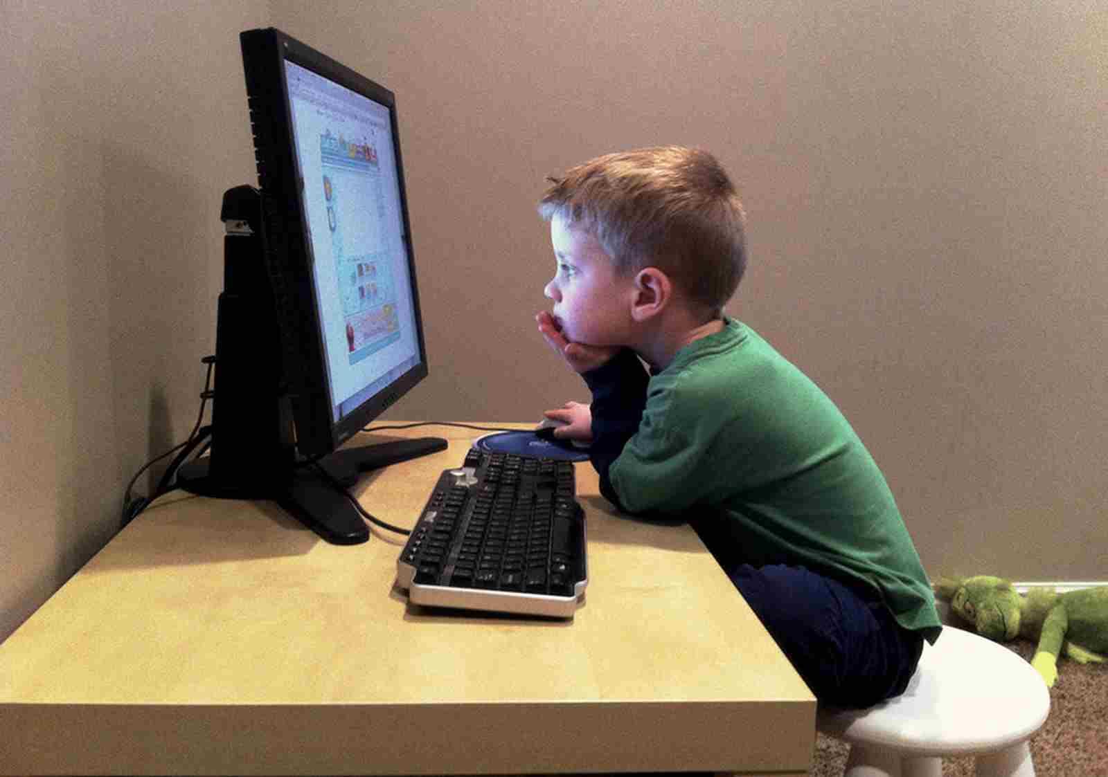Папа играет в компьютерную игру. Ребенок за компьютером. Компьютер для детей. Мальчик играет в компьютер. Школьник за компом.