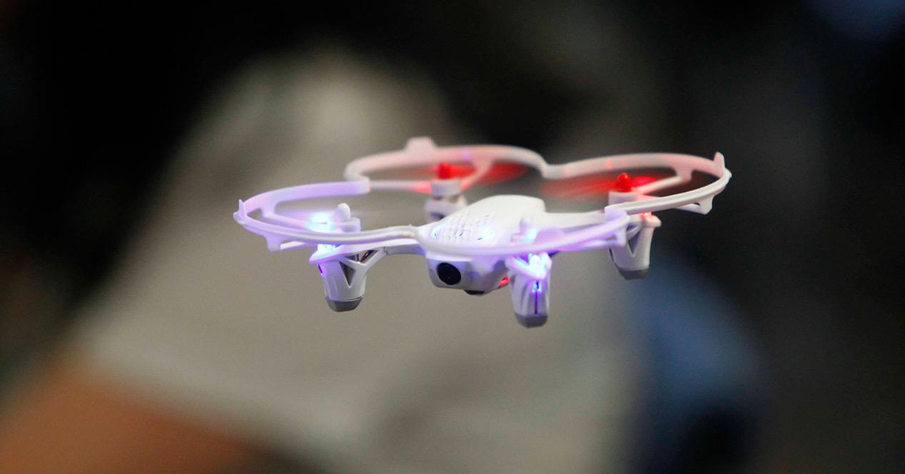 nanodrone en vuelo dron rural