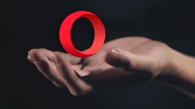 logo de Opera en la mano