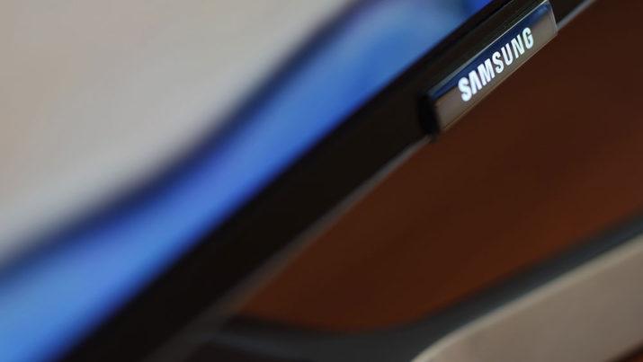 Televisor Samsung SUHD detalel logo tipo
