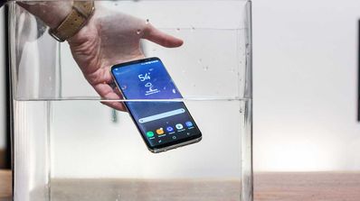 galaxy-s8 móvil agua