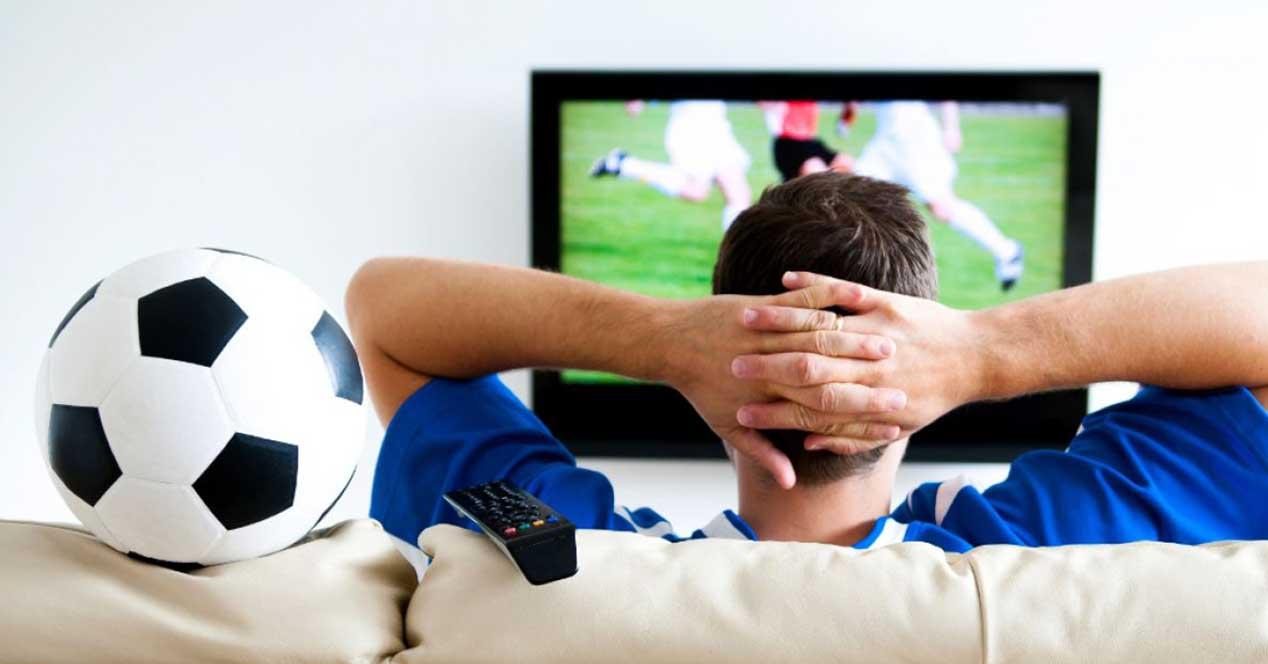 hombre viendo futbol en la tele