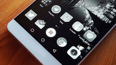 pantalla del móvil en blanco y negro