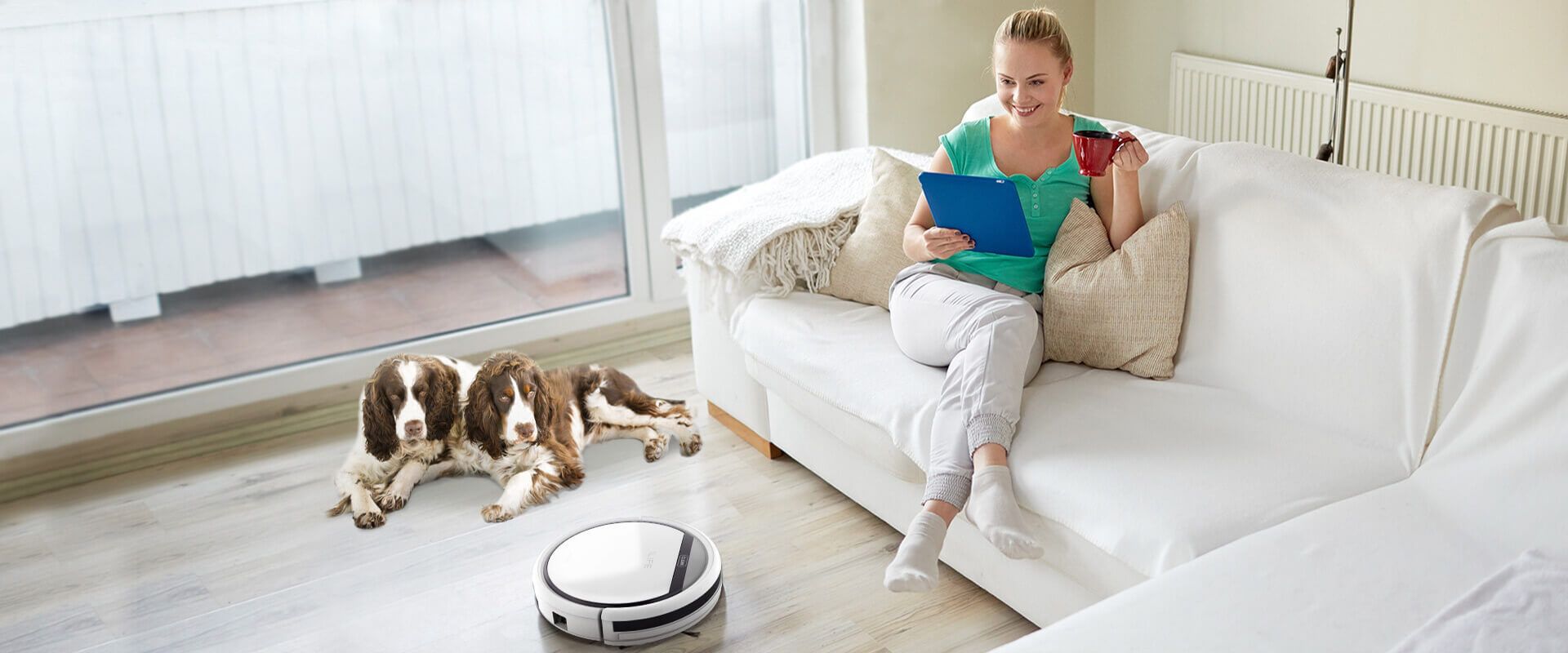 ilife robot aspirador mujer en sofa con mascotas