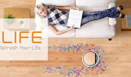 mujer en sofá con robot aspirador ilife