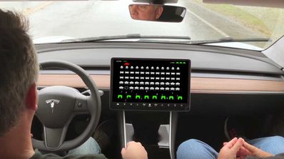 tesla model 3 space invaders juegos atari