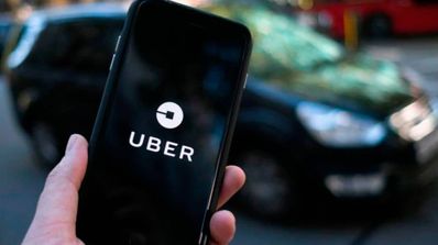 movil con uber y coche al fondo