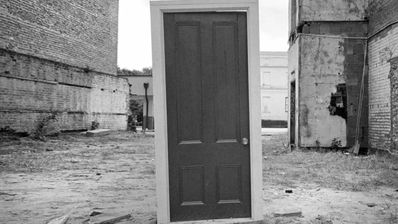 imagen de una puerta en un una zona de obras