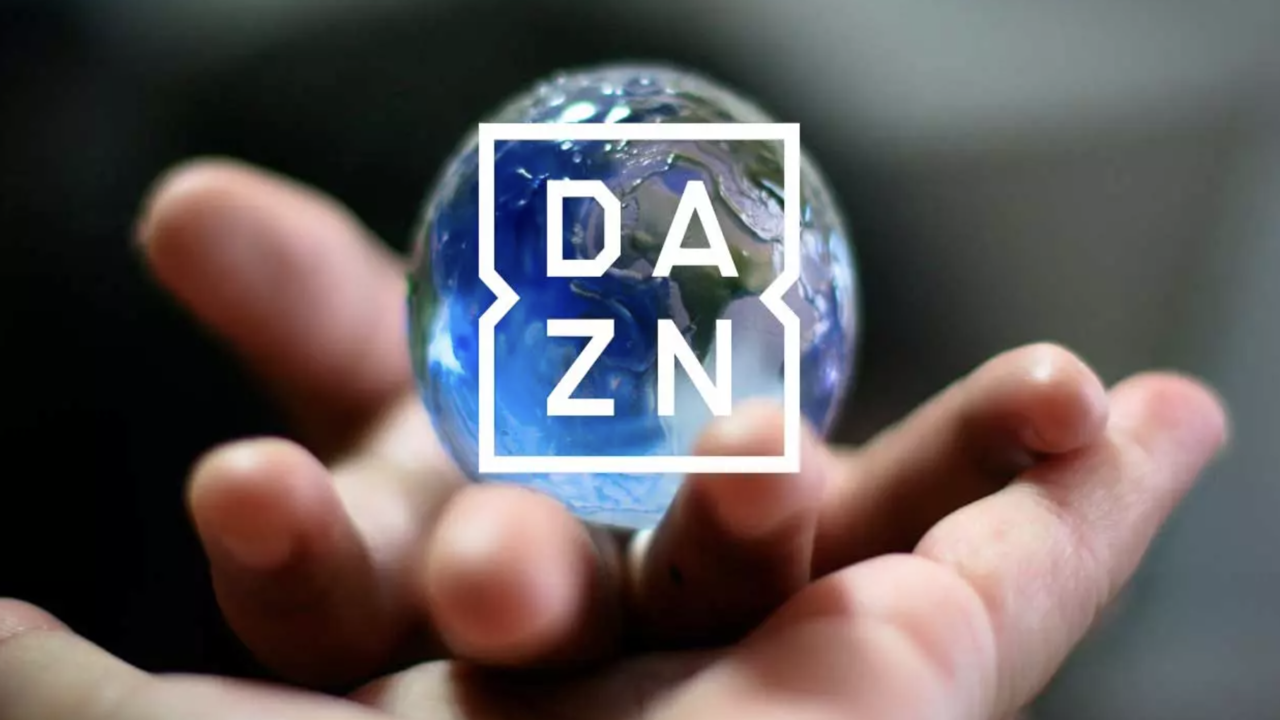 bola del mundo con el logo de DAZN