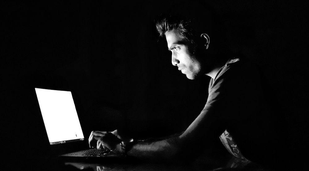Hacker planeando un ataque online