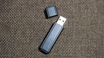 Unidad de memoria USB 3.0 con una tapa que simboliza la protección con contraseña