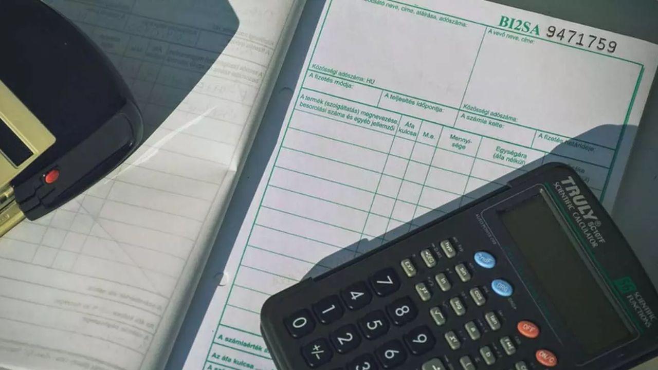 Papeles sobre la mesa y calculadora para hacer una factura