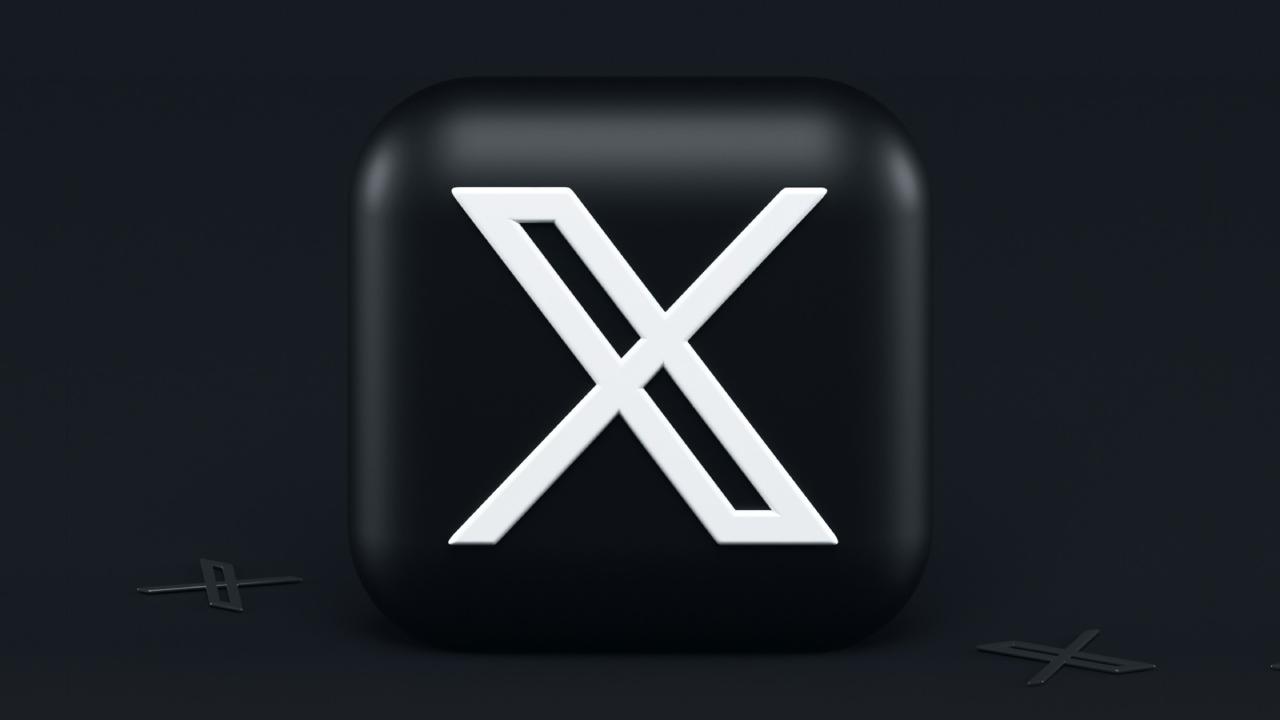 Logotipo de la app X en un recuadro sobre un fondo negro.