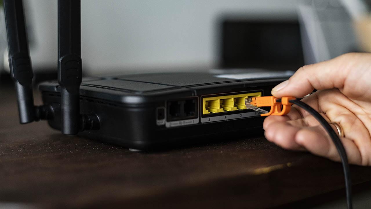 conectando cable Ethernet en un router