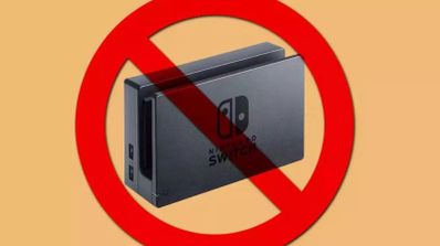 Consola Nintendo Switch modelo original conectada a un televisor mediante un cable USB-C, como alternativa al dock oficial