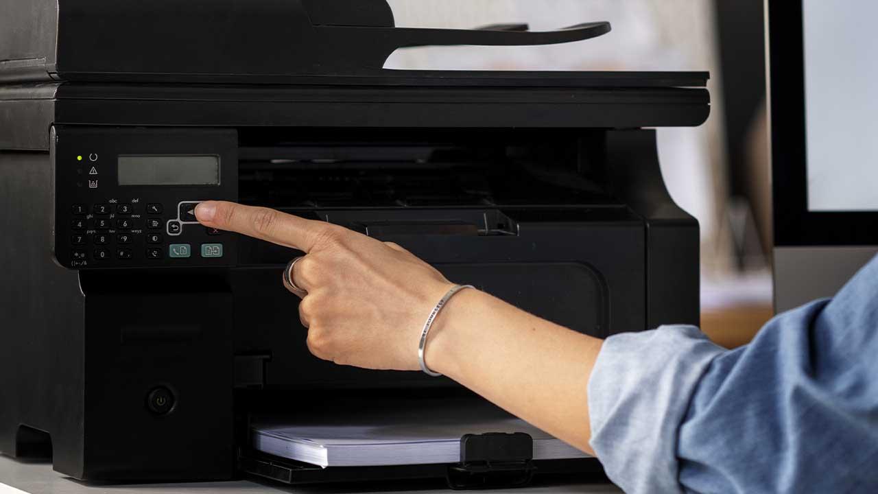 apretando botón de la impresora
