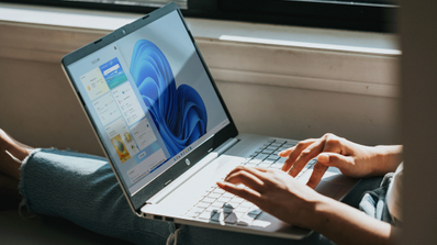 Portátil con Windows con la tapa abierta
