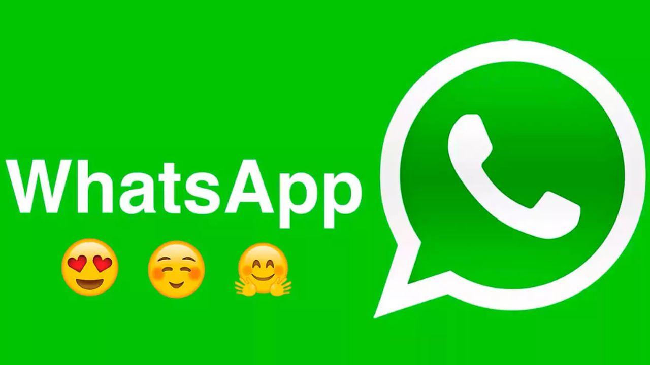 El logo de WhatsApp con una selección de los emojis más usados en la plataforma
