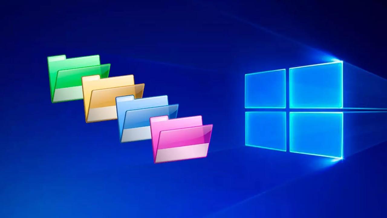 Carpetas de diferentes colores al lado del logotipo de Windows 10.