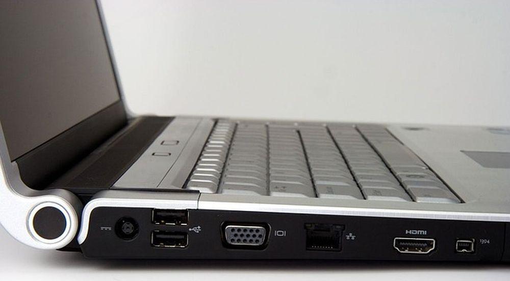 Conexiones de un ordenador portátil incluyendo HDMI