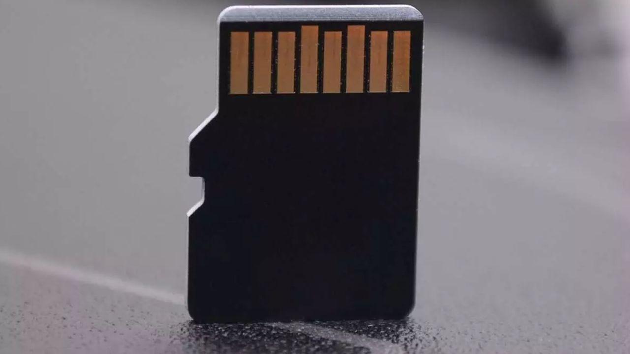Una tarjeta de memoria externa utilizada para almacenamiento