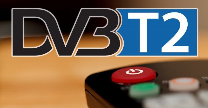 Logotipo de DVB-T2 sobre un mando a distancia de televisión desenfocado.