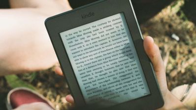 Un libro Kindle con un libro gratuito en primer plano