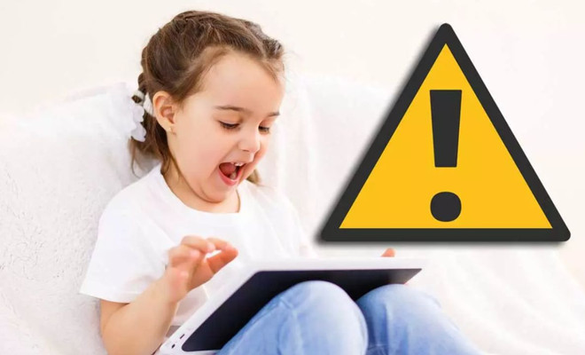 niña pequeña con tablet