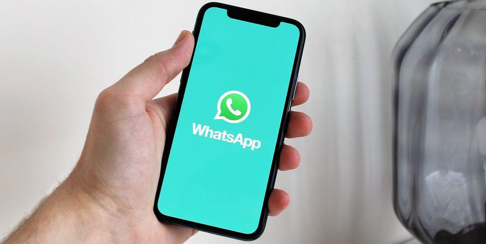 Usuario se prepara para abrir WhatsApp en su teléfono