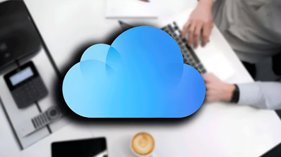 'Ilustración del logo de iCloud sobre un fondo con un hombre con un PC