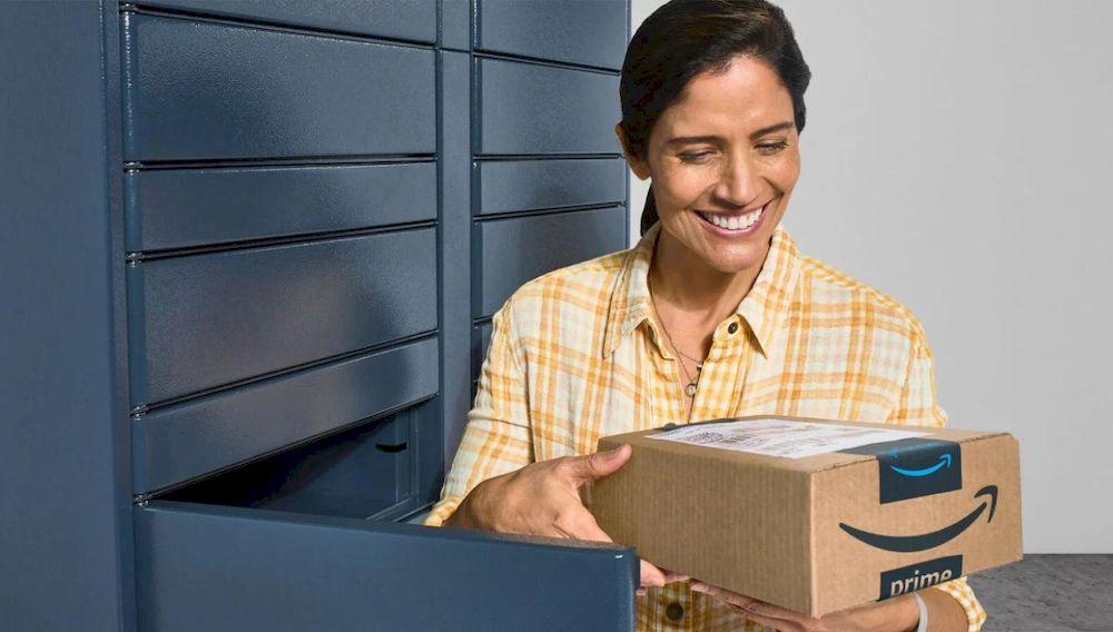 Una mujer recogiendo un paquete en Amazon Locker