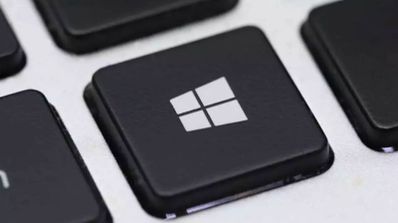 Primer plano de la tecla de Windows con su logotipo en un teclado mecánico negro, simbolizando los atajos del sistema operativo