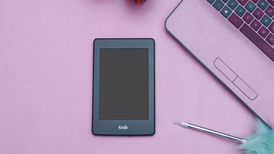 un lector de ebook rosa