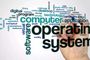 Concepto de sistema operativo con una persona programando y logos de Windows, Android y Linux superpuestos, representando la diversidad de plataformas