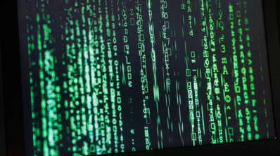 imagen de una pantalla negro con letras verdes