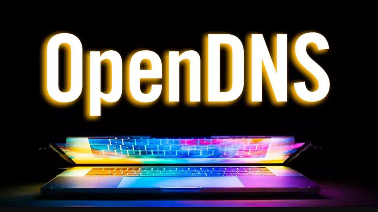 OpenDNS con un ordenador portátil abriéndose lleno de luces
