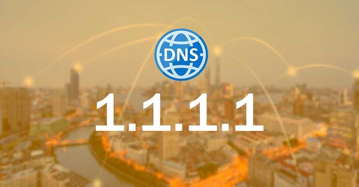 Icono de DNS y dirección IP 1.1.1.1 sobre el paisaje de una ciudad conectada.
