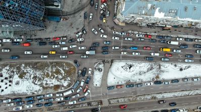 Congestión de tráfico de en una avenida urbana