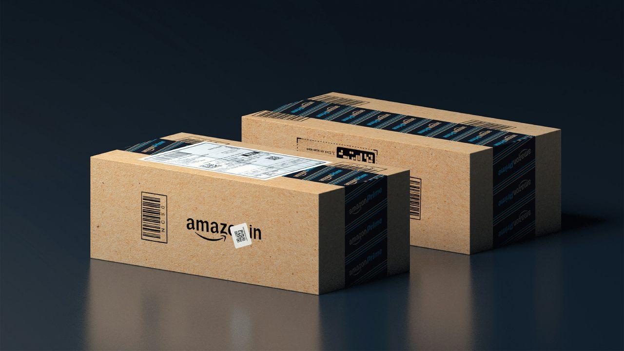 Cajas de pedidos de Amazon en el suelo.