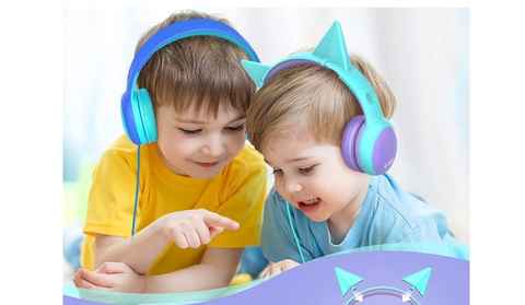 Bebé usando auriculares, auriculares de dibujos animados, música