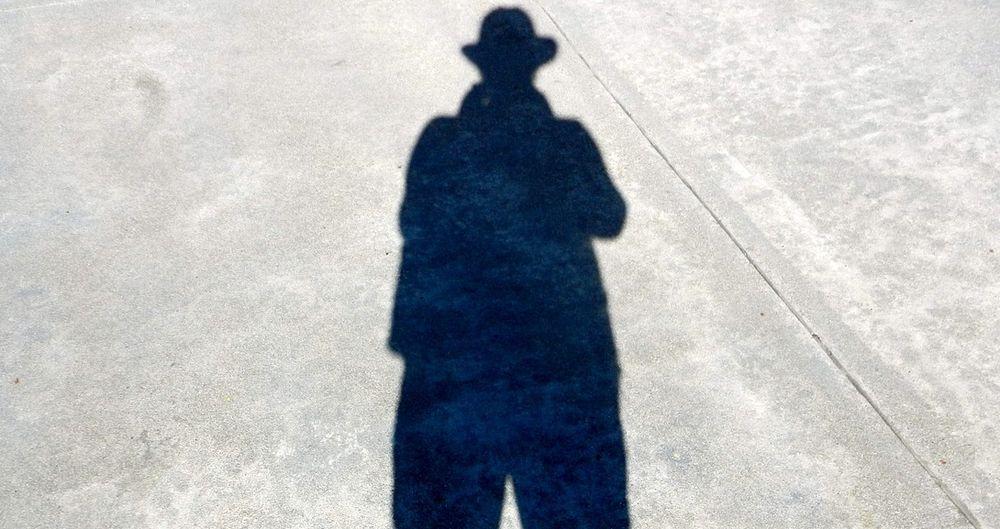 Sombra de un hombre con sombrero y modo incógnito