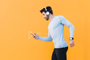 Corredora utilizando auriculares inalámbricos mientras entrena en una ciudad, ilustrando el uso de auriculares para running
