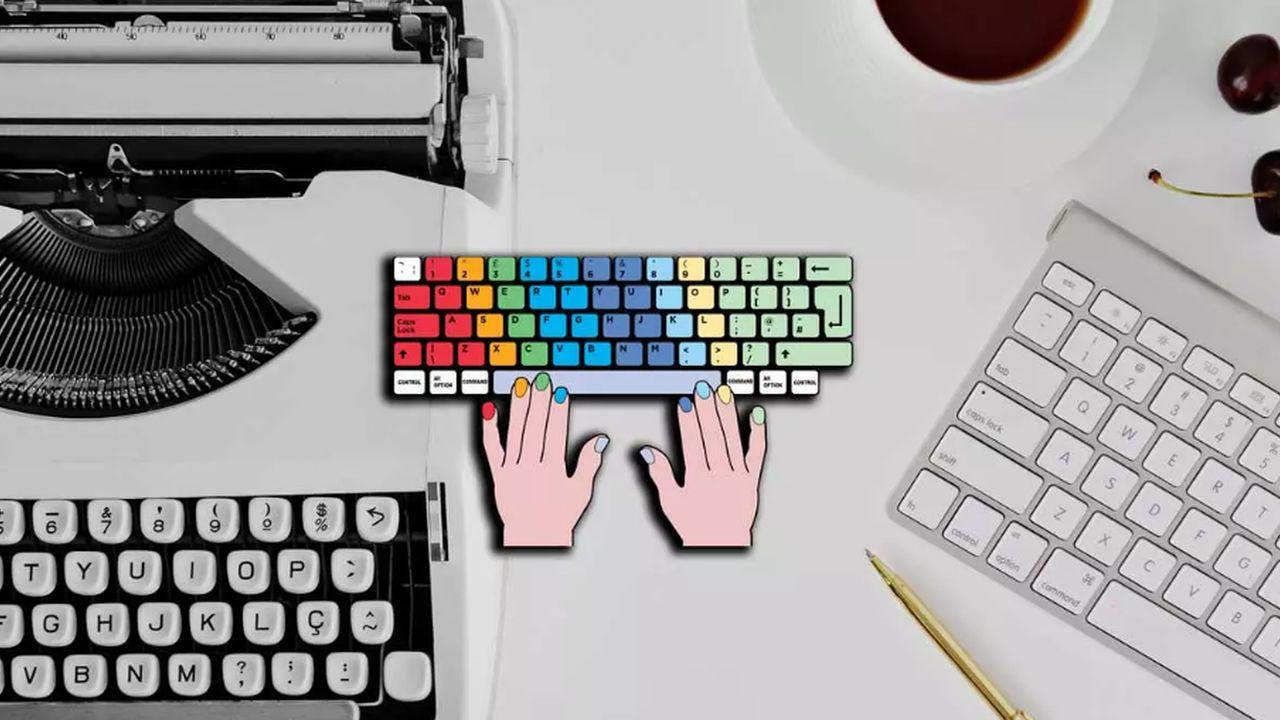 Manos sobre un teclado de colores para aprender mecanografía