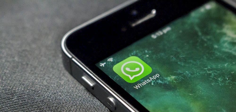 El icono de la aplicación de WhatsApp en la pantalla de un móvil