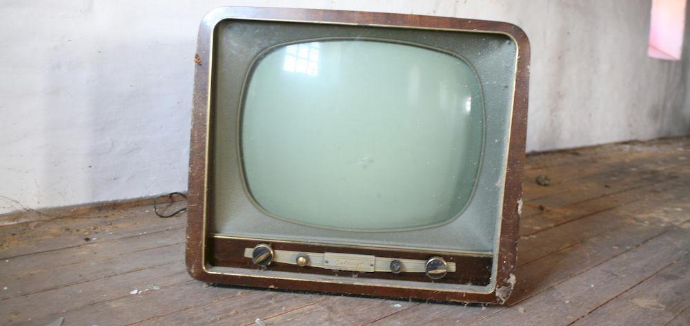 Una televisión muy antigua en mal estado
