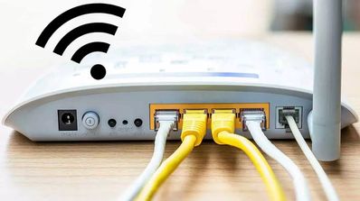 Parte trasera de un router con sus cables conectados